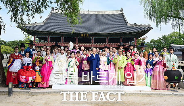 김영수 문화체육관광부 1차관(앞줄 왼쪽 네 번째)과 배우 김가연 및 한복 콘텐츠 크리에이터들이 19일 오전 서울 종로구 경복궁에서 열린 한복 바르게 입기 캠페인 발대식에 참석해 기념촬영을 하고 있다. /임영무 기자