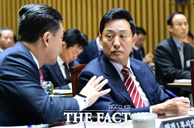 오세훈 서울시장이 19일 오전 서울 중구 서울특별시청에서 열린 국회 국토교통위원회의 국정감사에 참석해 의원 질의에 답하고 있다. /이새롬 기자