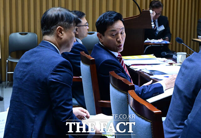 오세훈 서울시장이 19일 오전 서울 중구 서울특별시청에서 열린 국회 국토교통위원회의 국정감사에 참석해 장경태 더불어민주당 의원과 설전을 벌이고 있다.