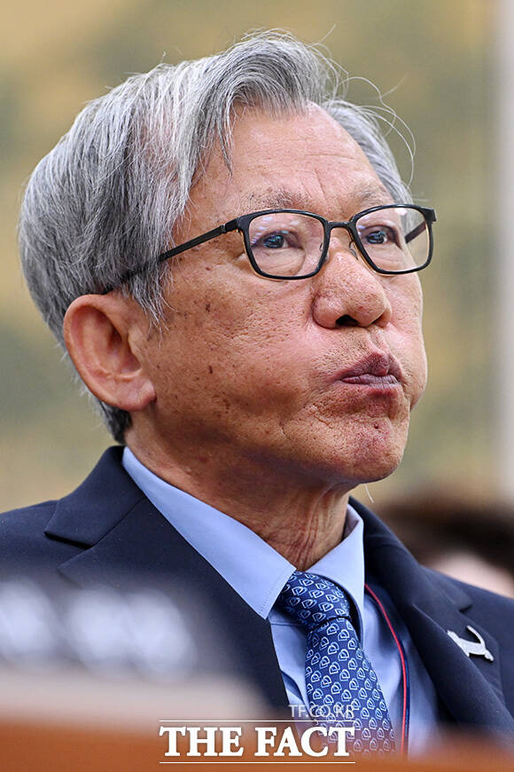 생각에 잠긴 유홍준 국립중앙박물관장.