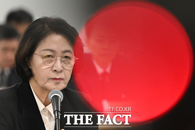 고개 숙여 인사하는 추 지사.
