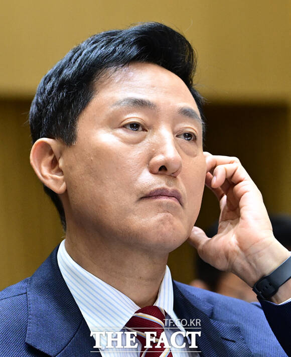 오세훈 서울시장이 국회 행정안전위원회 국정감사에 이어 국토교통위원회 국정감사에서도 부동산 정책을 두고 이재명 정부와 대립각을 세웠다. 오세훈 서울시장이 19일 오전 서울 중구 서울특별시청에서 열린 국회 국토교통위원회의 국정감사에 참석해 의원 질의를 듣고 있다. /이새롬 기자