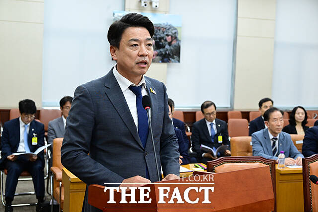 김민석 더불어민주당 대표는 19일 이른바 소방 재정 빨대 실언으로 논란이 된 추미애 경기도지사를 자당 부승찬 의원(사진)이 두둔한 것과 관련해 중앙당 윤리심판원에 부 의원에 대한 직권조사 명령을 내렸다. /남윤호 기자