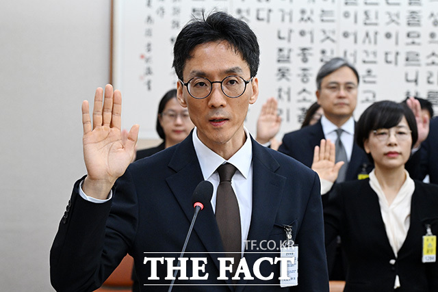 선서하는 정용환 서울광역공소청장 직무대리와 참석자들.