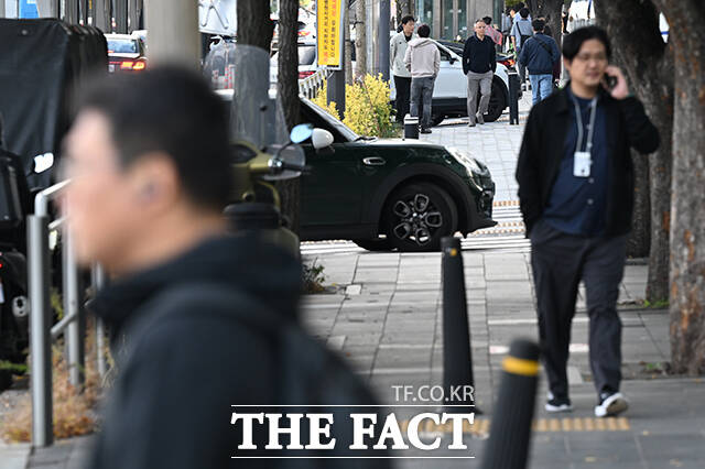 아침 최저기온이 7도 까지 내려가며 전국적으로 쌀쌀한 아침 기온을 보인 19일 오전 서울 영등포구 여의도환승센터 일대의 직장인들이 낙엽이 쌓인 출근길로 걸음을 옮기고 있다. /김성렬 기자