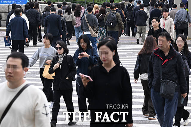 아침 최저기온이 7도 까지 내려가며 전국적으로 쌀쌀한 아침 기온을 보인 19일 오전 서울 영등포구 여의도환승센터 일대의 직장인들이 낙엽이 쌓인 출근길로 걸음을 옮기고 있다. /김성렬 기자
