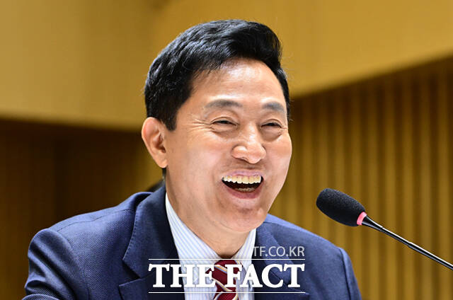 오세훈 서울시장이 19일 오전 서울 중구 서울특별시청에서 열린 국회 국토교통위원회의 국정감사에 참석해 의원 질의에 답하고 있다. /이새롬 기자