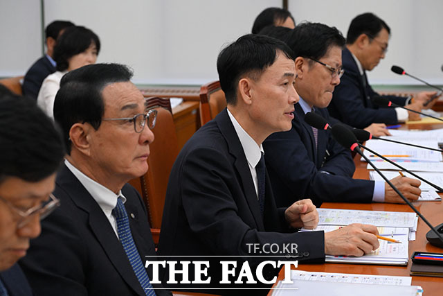하만식 해양경찰청장이 19일 오후 서울 여의도 국회 농림축산식품해양수산위원회에서 열린 해양경찰청, 수산업협동조합중앙회 등에 대한 국정감사에서 의원 질의에 답변하고 있다. /국회=서예원 기자