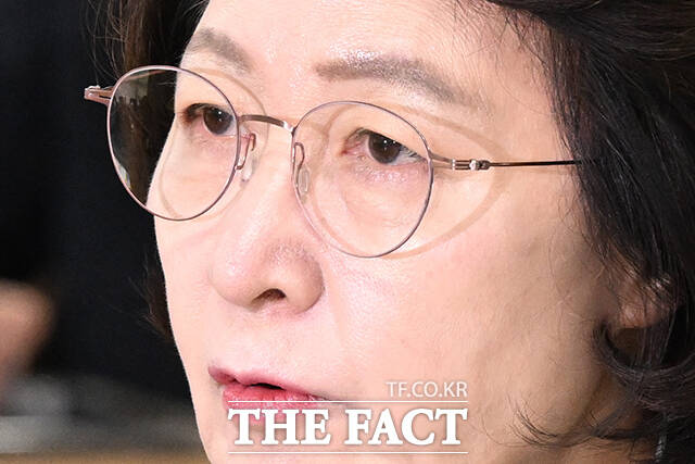고개 숙여 인사하는 추 지사.