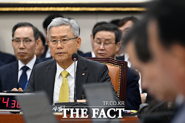 김동철 한국전력공사 사장이 19일 오후 서울 여의도 국회에서 열린 기후에너지환경노동위원회의 온실가스종합정보센터 등에 대한 국정감사에 출석해 의원 질의에 답변하고 있다. /국회=서예원 기자