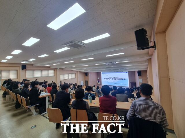19일 충남교육청교육연수원에서 도내 관리감독자 100여 명을 대상으로 ‘2026년 관리감독자 정기 안전보건교육’을 진행하고 있다. /충남도교육청