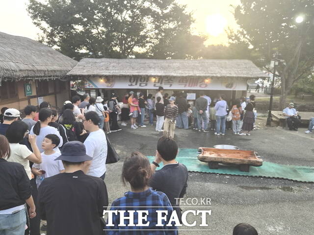 외암마을 짚풀문화제 떡 매장에서 관람객들이 떡을 사기 위해 길게 줄을 서고 있다. /정효기 기자