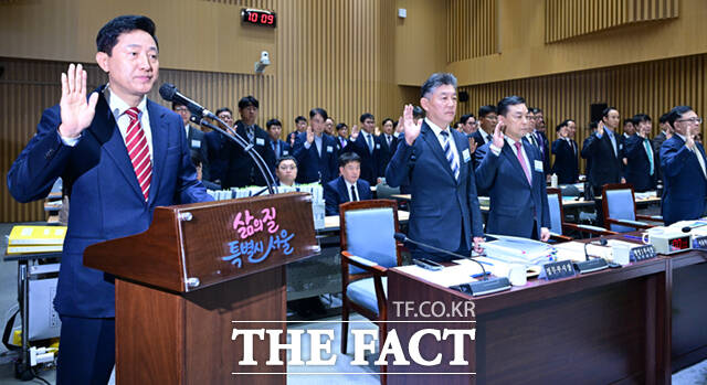 오세훈 서울시장이 19일 오전 서울 중구 서울특별시청에서 열린 국회 국토교통위원회의 국정감사에 참석해 의원 질의에 답하고 있다. /이새롬 기자
