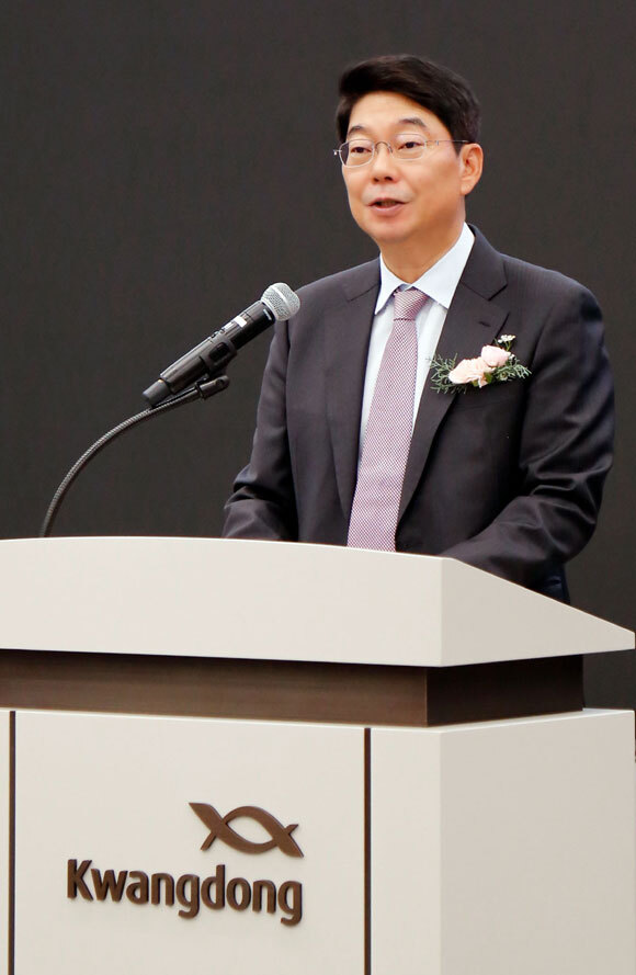 최성원 광동제약 비전총괄 대표이사 회장은 창립 63주년 기념식에서 임직원들에게 사회적 책임을 강조했다. /광동제약