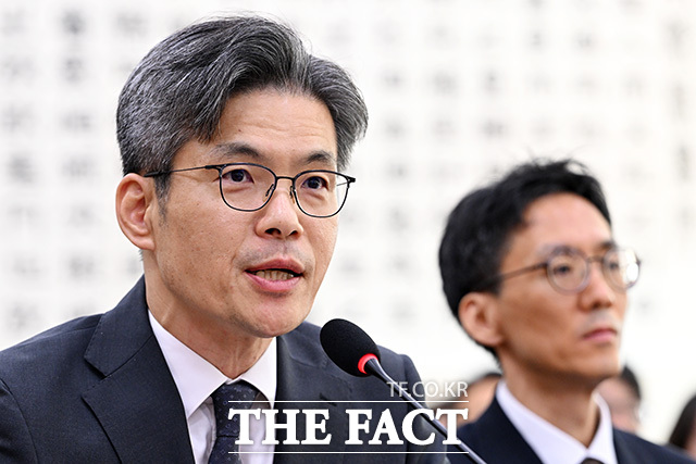 선서하는 정용환 서울광역공소청장 직무대리와 참석자들.