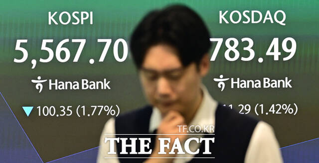 19일 오전 서울 중구 하나은행 본점 딜링룸에 코스피가 표시돼 있다. /이새롬 기자