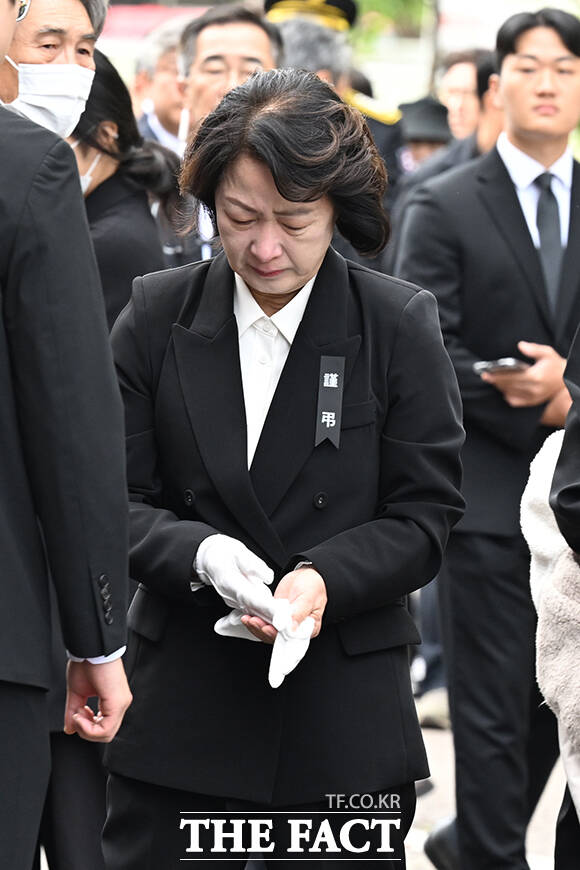 부천 공장 화재 진압 중 순직한 고 김진석 소방위의 영결식이 19일 오전 경기도 부천시 원미구 부천체육관에서 거행된 가운데 추미애 경기도지사가 눈물을 훔치고 있다. /부천=박상민 기자