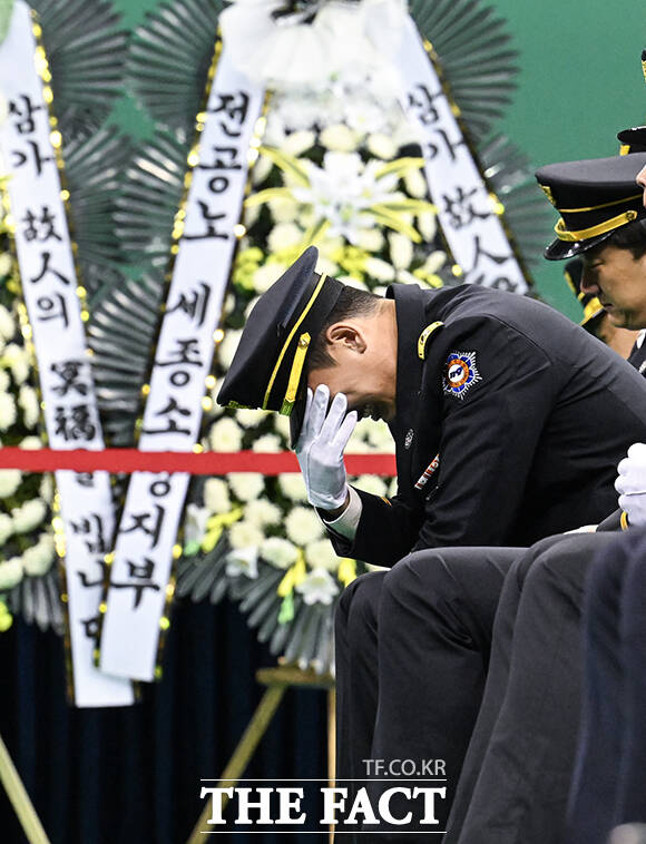 부천 공장 화재 진압 중 순직한 고(故) 김진석 소방위의 영결식이 19일 오전 경기도 부천시 원미구 부천체육관에서 열린 가운데 소방대원들이 부천소방서 동료의 조사를 들으며 오열하고 있다. /부천=박상민 기자