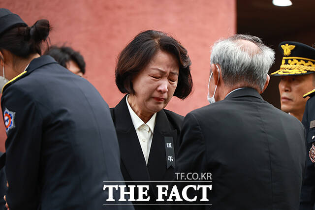 추미애 경기지사가 소방 재정 빨대 발언 논란과 관련해 소방관들에게 재차 사과한 가운데 민주당은 추 지사에 대한 징계 여부를 추후 논의하기로 했다. 사진은 부천 공장화재 현장에서 순직한 고 김진석 소방위 영결식 19일 오전 경기도 부천시 원미구 부천체육관에서 엄수된 가운데, 추 지사가 운구차가 노제를 위해 떠나기 전 유가족들을 위로하며 눈물을 흘리고 있는 모습. /박상민 기자