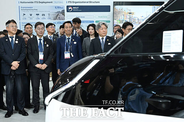 정의경 국토교통부 제2차관과 김중남 강릉시장, 우상호 강원도지사, 유정훈 2026 강릉 ITS 세계총회 조직위원장(왼쪽 두 번째부터)이 미래형 자동차를 살펴보고 있다.
