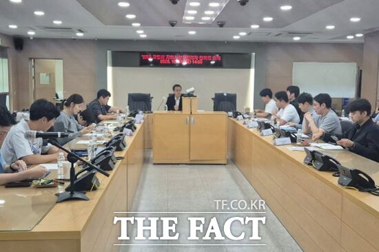 지난 16일 경기 고양시청 재난안전상황실에서 고양시, 한국지역난방공사, 한국수자원공사, 한국전력공사, 한국가스공사, 서울도시가스 등 10개 지하시설물 관리기관의 관계자들이 ‘2026년 고양시 지하시설물관리자 협의체 회의’를 열고 통합 공동조사 추진 방안 등을 논의하고 있다. /고양시