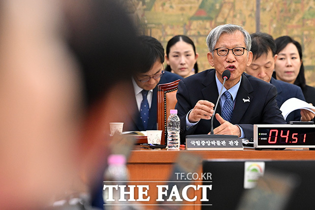 생각에 잠긴 유홍준 국립중앙박물관장.