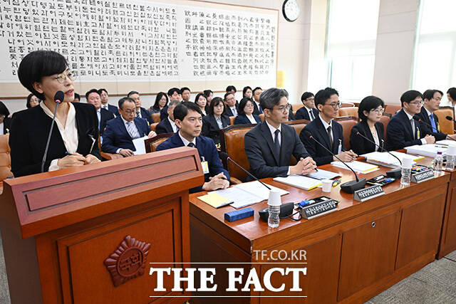 선서하는 정용환 서울광역공소청장 직무대리와 참석자들.