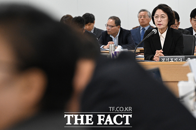 고개 숙여 인사하는 추 지사.