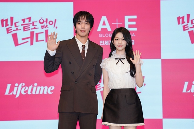 밴드 씨엔블루 멤버 겸 배우 정용화(왼쪽)와 배우 홍승희가 의기투합한 라이프타임 새 토일드라마 '밑도 끝도 없이, 너다'는 오는 24일 오후 10시 첫 공개된다. /라이프타임