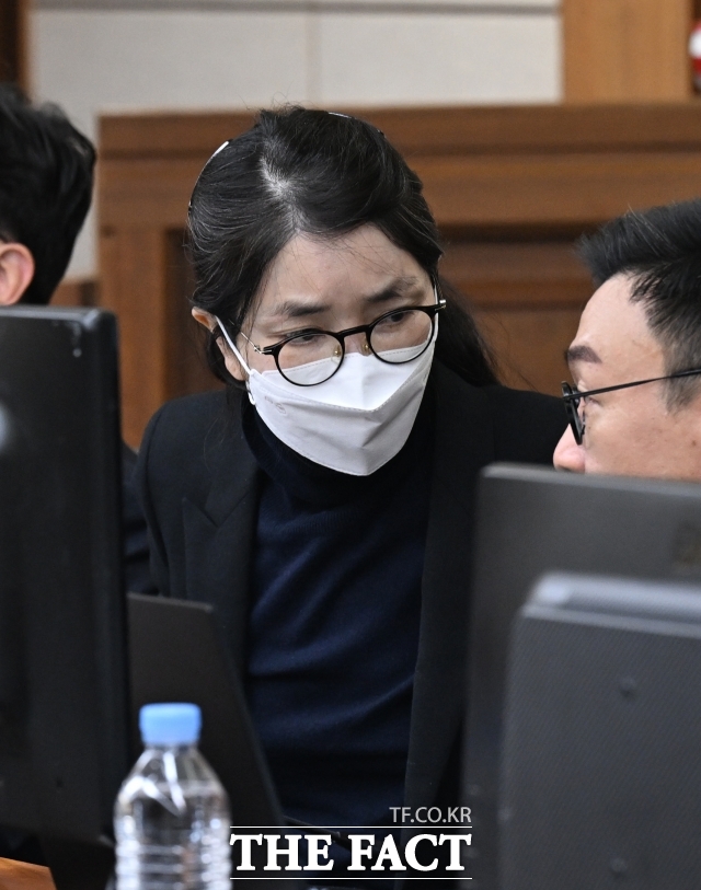 김 여사가 지난해 12월 서울 서초구 서울중앙지방법원에서 열린 자본시장법 위반 혐의 1심 결심공판에 출석해 변호인과 대화하고 있다. /이새롬 기자
