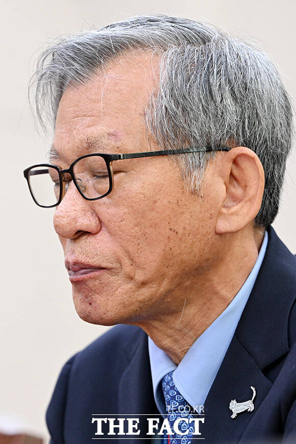 생각에 잠긴 유홍준 국립중앙박물관장.