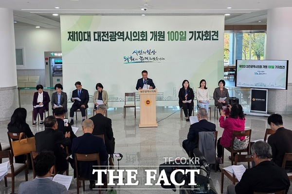 조성칠 대전시의회 의장이 19일 대전시의회 로비에서 제10대 의회 개원 100일 기념 기자회견을 갖고 그동안의 성과에 대해 발표하고 있다. /정예준 기자