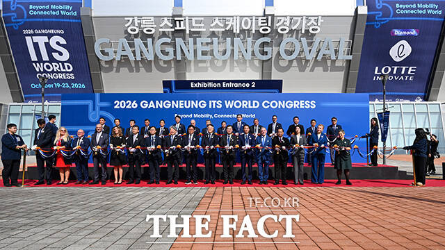정의경 국토교통부 제2차관과 김중남 강릉시장, 우상호 강원도지사, 유정훈 2026 강릉 ITS 세계총회 조직위원장 등 내빈들이 19일 오전 강원 강릉시 강릉스피드스케이팅경기장에서 열린 '2026 강릉 ITS 세계총회' 전시장 개관식에 참석해 테이프 커팅을 하고 있다. /강릉=송호영 기자