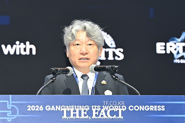우상호 강원도지사와 김중남 강릉시장, 홍지선 국토교통부 장관, 김우영 더불어민주당 의원, 유정훈 2026 강릉 ITS 세계총회 조직위원장(앞줄 왼쪽부터) 등이 기념사진을 촬영하고 있다.
