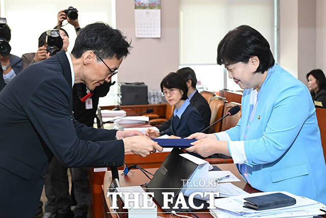 선서하는 정용환 서울광역공소청장 직무대리와 참석자들.
