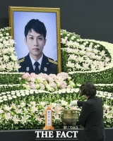  분향하는 추미애 경기도지사 [포토]