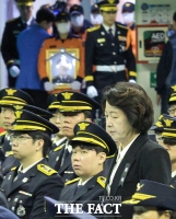  고(故) 김진석 소방위 영결식 참석한 추미애 경기도지사 [포토]