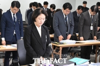  국감에 앞서 부천 화재 순직 소방관 추모하는 추미애 지사 [포토]