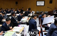  '창과 방패' 한강버스 리베이트 의혹 공방...분주한 서울시 [TF사진관]