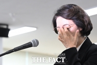  안경 고쳐 쓰는 추미애 경기도지사 [포토]