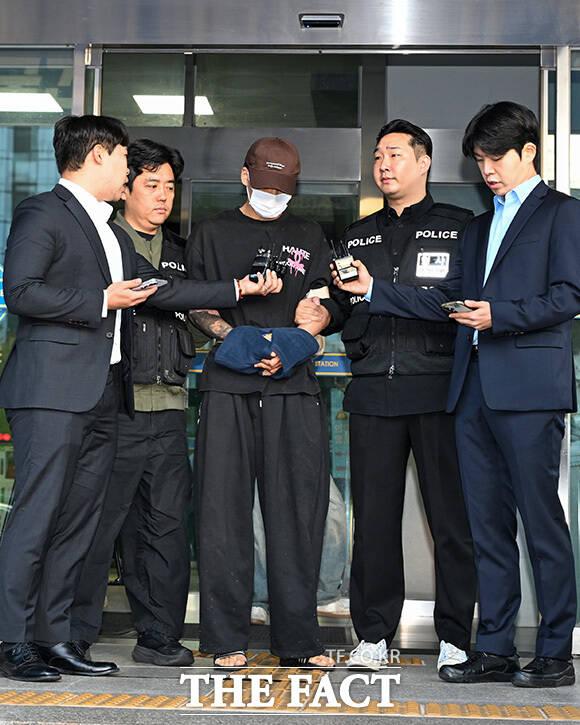 김성우가 송치되고 있다.