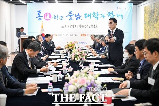 박수현 충남도지사가 20일 호서대 아산캠퍼스에서 열린 도내 대학 총·학장 간담회에서 지역대학과의 상생 발전 및 인재 양성 협력 방안을 설명하고 있다. /충남도