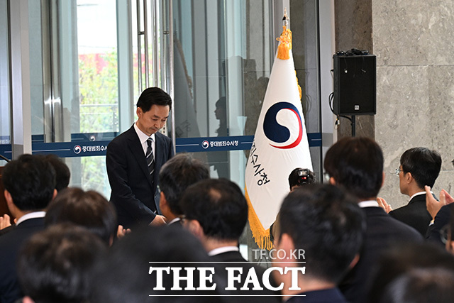 김지용 청장이 입장을 밝히고 있다.