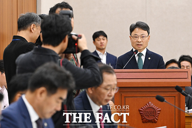 질의에 답하는 박은식 산림청장.