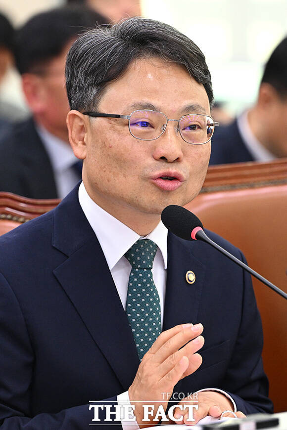 질의에 답하는 박은식 산림청장.