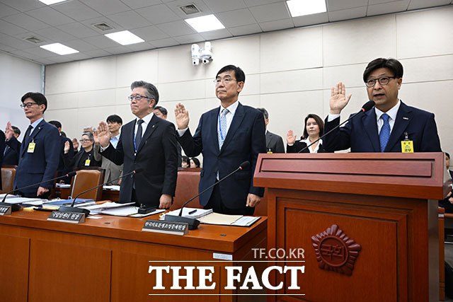 고상백 한국보건산업진흥원장(오른쪽)이 20일 오전 서울 여의도 국회에서 열린 보건복지위원회의 한국보건산업진흥원 등에 대한 국정감사에서 선서를 하고 있다. /국회=서예원 기자