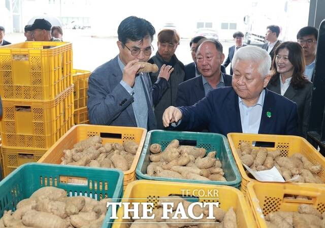 20일 이원택 전북도지사(왼쪽)가 민선9기 첫 찾아가는 현장대화 대상지로 무주군을 찾은 가운데 황인홍 무주군수와 함께 천마산업 현장을 둘러보고 현장의 의견을 청취하고 있다. /전북도