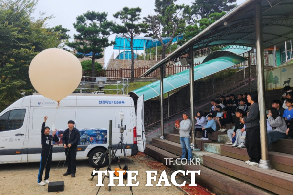 20일 대전동문초등학교에서 진행한 '움직이는 기상관측소' 프로그램 모습. /대전지방기상청