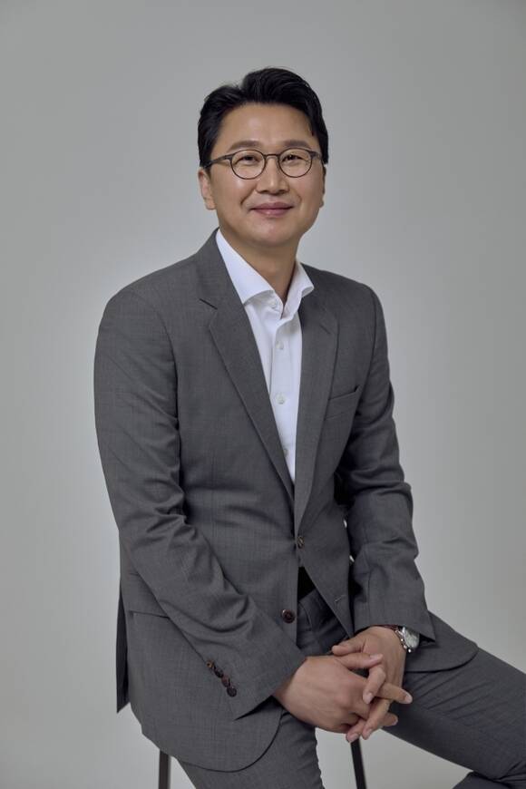 홈 헬스케어 기업 세라젬의 창업주인 이환성 회장이 전문경영인(CEO) 이경수 대표이사를 양자로 입양해 경영권 승계에 나선다. 이 회장은 올해 발행 주식의 10%를 이 대표에게 증여해 1차 지분 승계를 마친 상태다. 사진은 이경수 대표이사. /세라젬