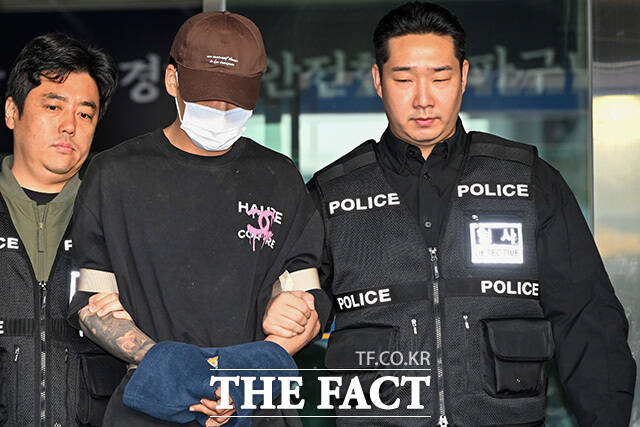 김성우가 송치되고 있다.